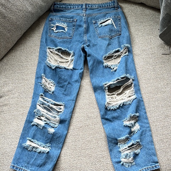 Fashion Nova Boyfriend Ripped Jeans. Size 28. - Picture 4 of 5